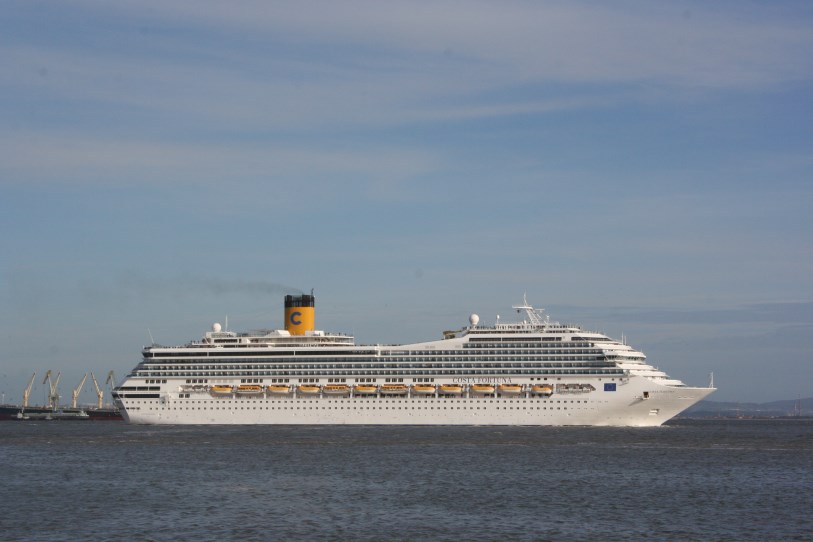 Carnival q3 profit hits 1 point 4 billion