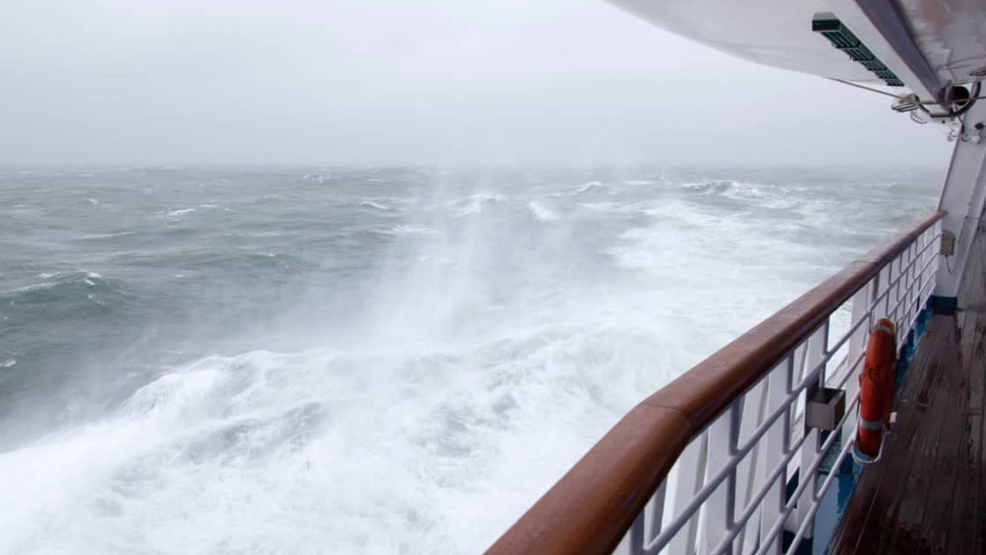 Carnival spirit docks in sydney after waiting out storm