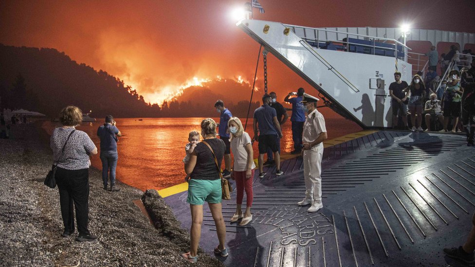 Brush fire forces evacuation of lanai hotel