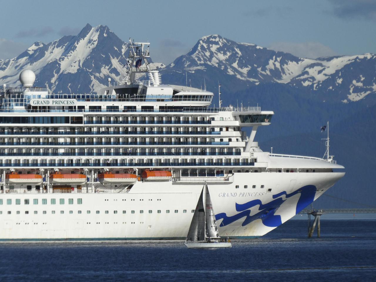 Alaska ratifies cut in cruise tax