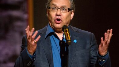 Aruba ad campaign stars comedian lewis black