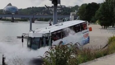 A new amphibious bus offers a quick tour of amsterdam