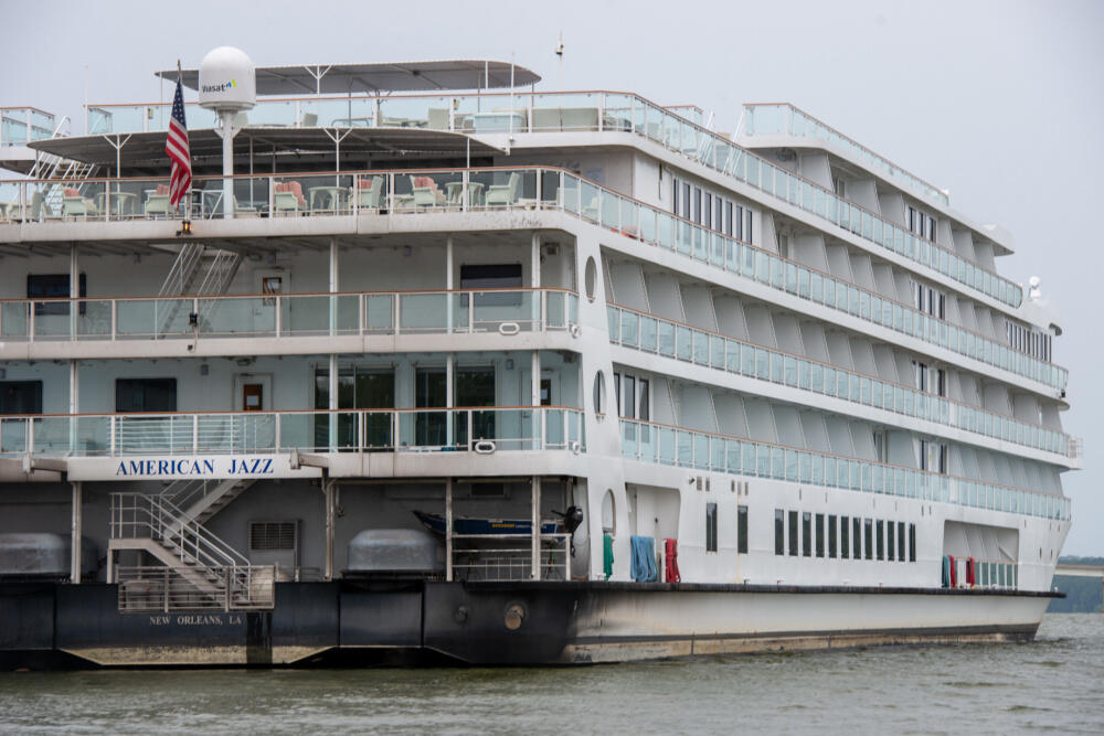 American jazz riverboat refloated