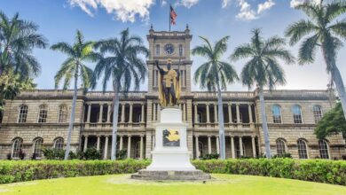 An evening tour of iolani palace