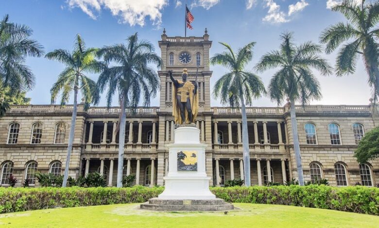 An evening tour of iolani palace