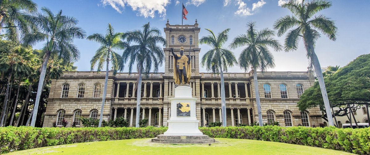 An evening tour of iolani palace