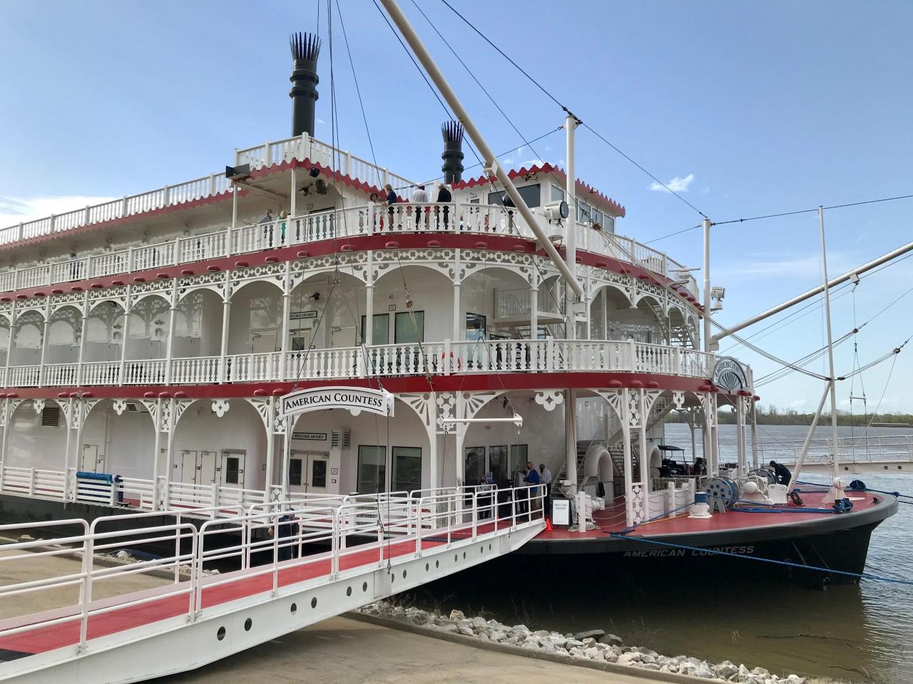 American cruise lines building another paddlewheeler