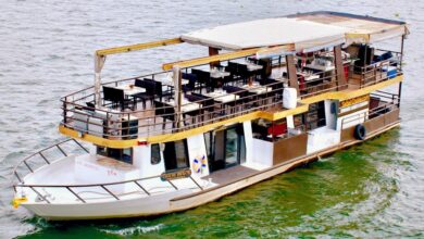 Atlantis to buy dinner boat