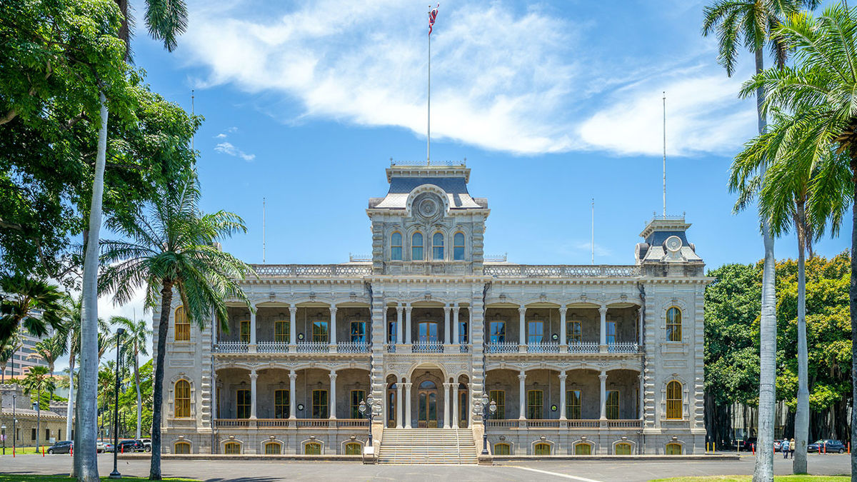 An evening tour of iolani palace