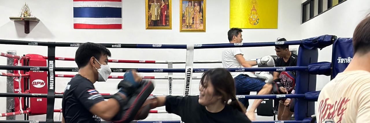 Bangkok muay thai gym lets visitors get their kicks