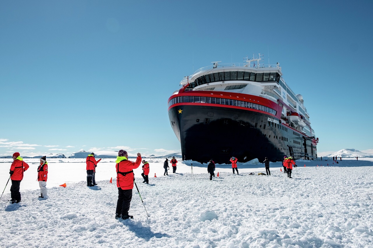 Roald amundsen ms hurtigruten ships suite expedition cabin cabins