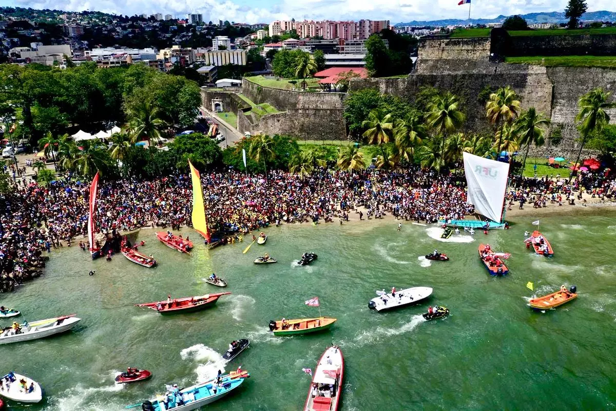 All eyes on the sea in martinique tour des yoles race