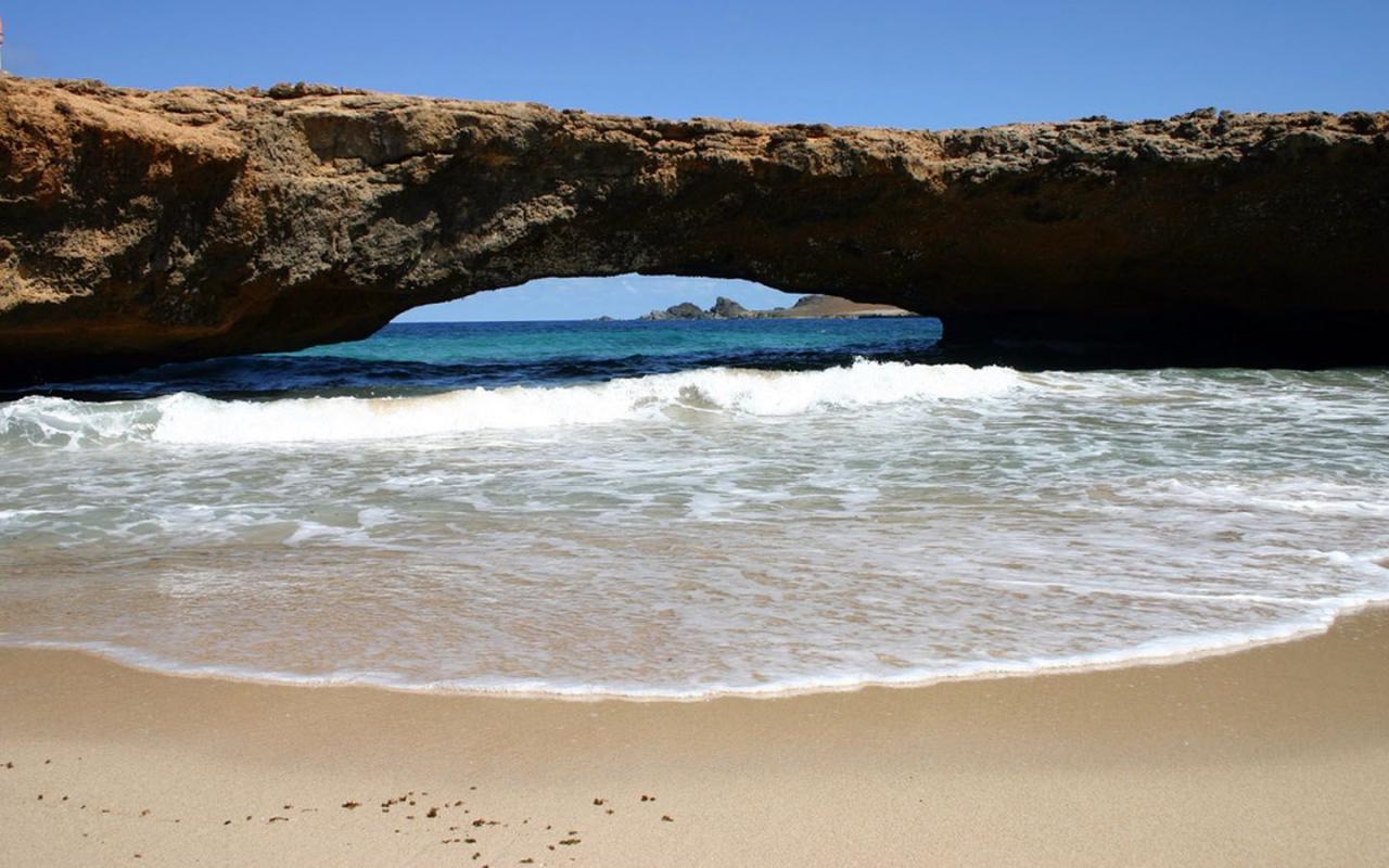 Arubas natural bridge succumbs to the pounding surf