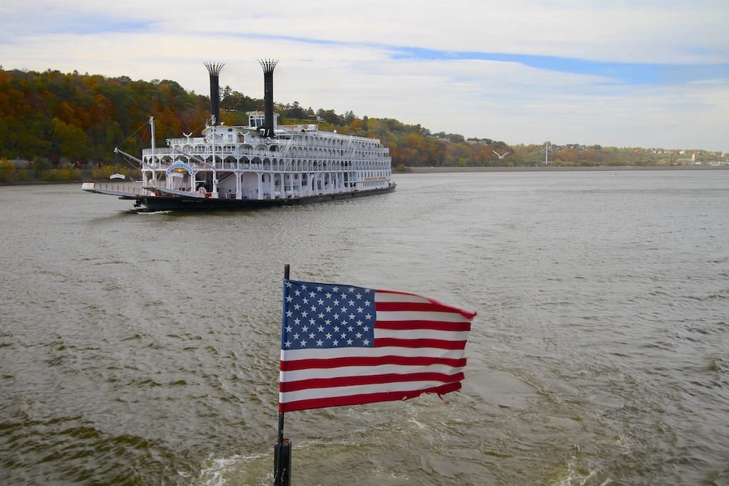 Queen american cruises steamboat river mississippi america company features overnight cruisespecialists