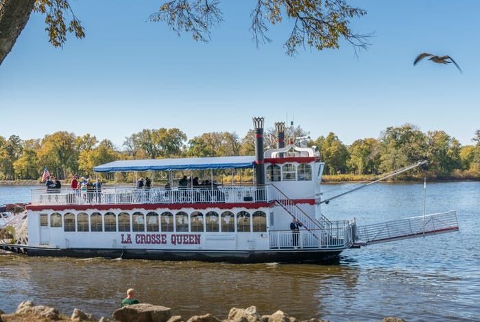 American eagle paddlewheeler launches on mississippi