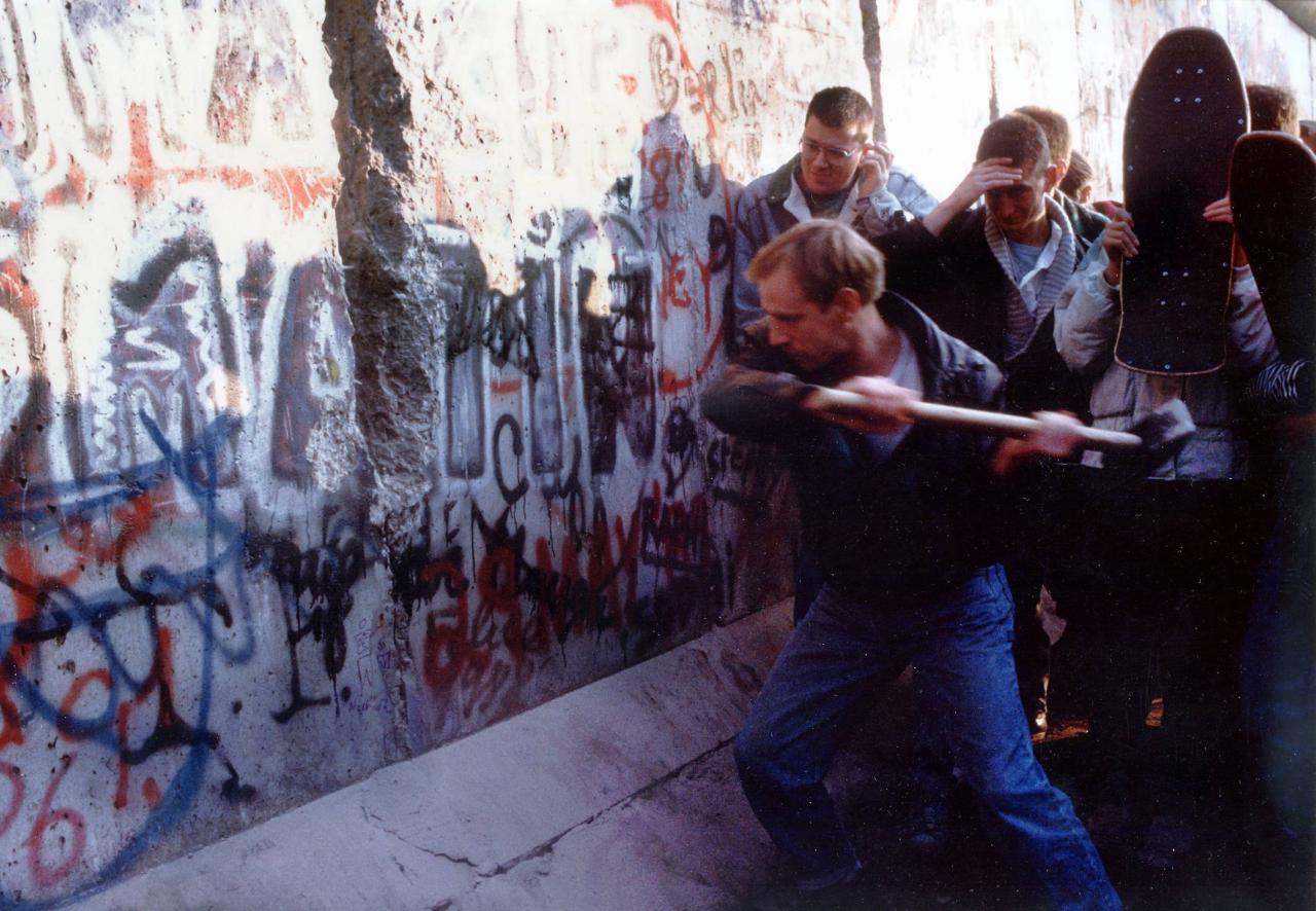 Berlin exhibits tours mark 20 years without the wall