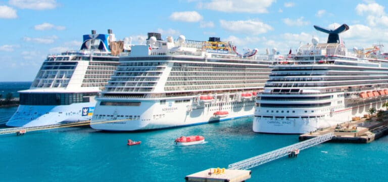 American cruise lines requires passenger vaccination