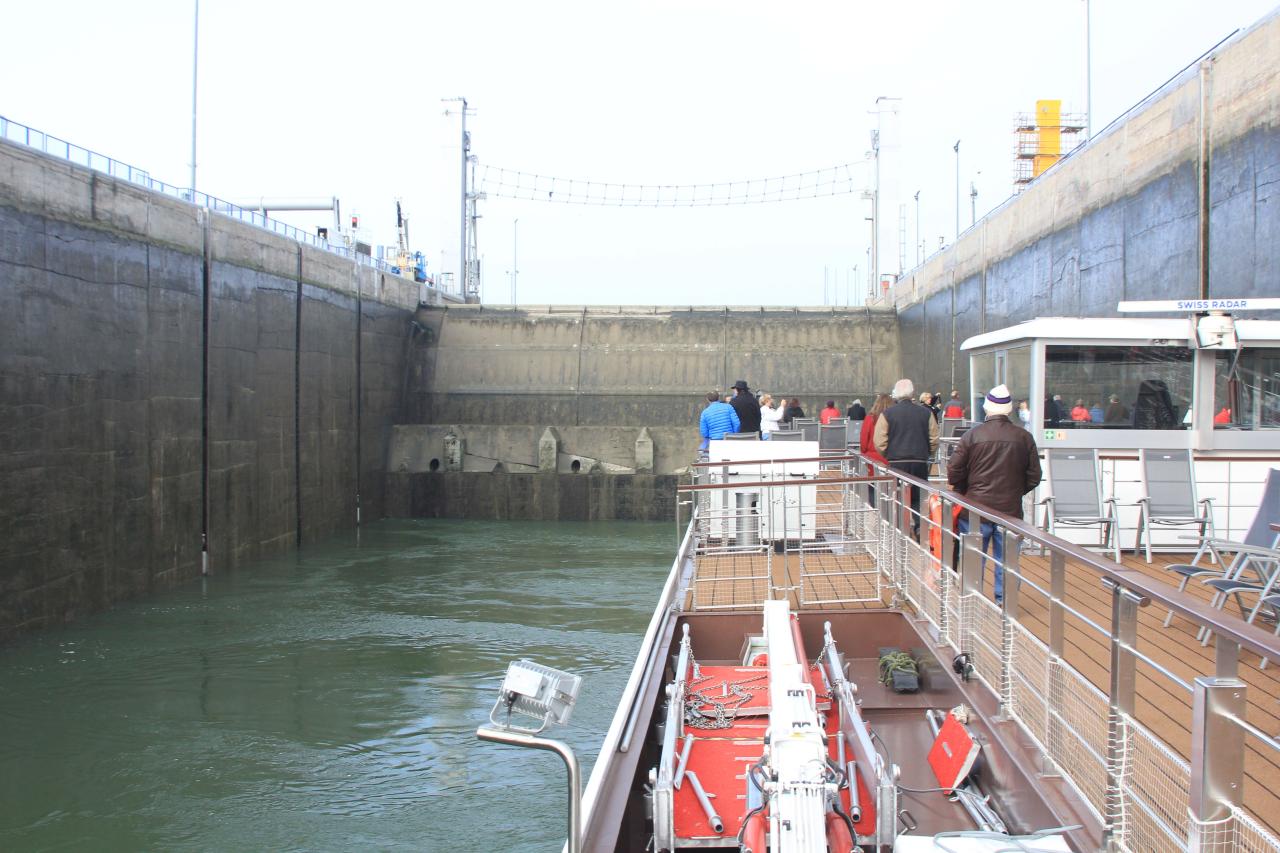 Danube bavaria barge britannica kelheim lock