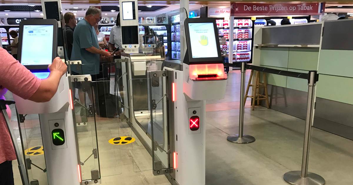 Aruba airport gets passport machines