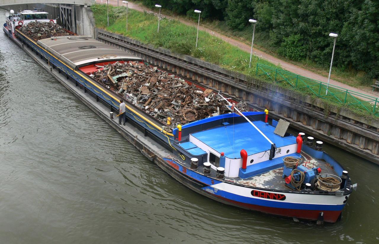 Barge trip is occasion for indulgence conversation