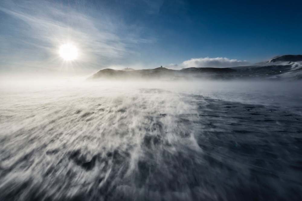 Antarctic wave hits expedition vessel