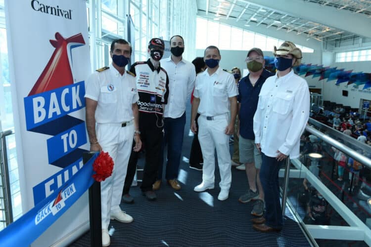 Fleet carnival management centre connects cruise operation stm traffic sea entire ships monitor operators operations support ship supports company where Carnival opens miami fleet operations center
