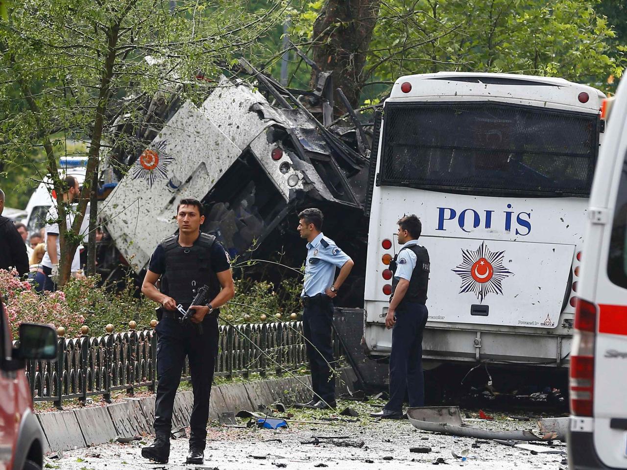 Bombs explode in istanbul