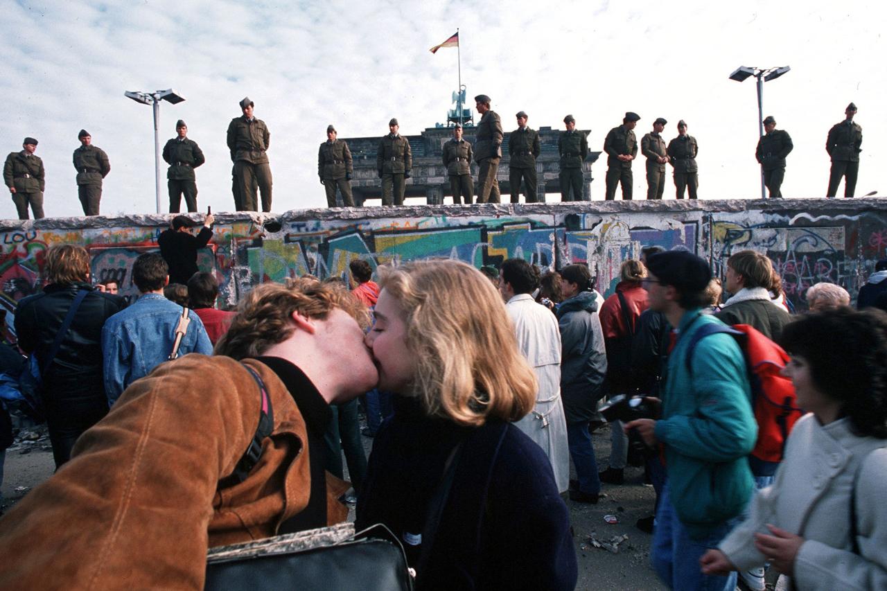 Berlin exhibits tours mark 20 years without the wall