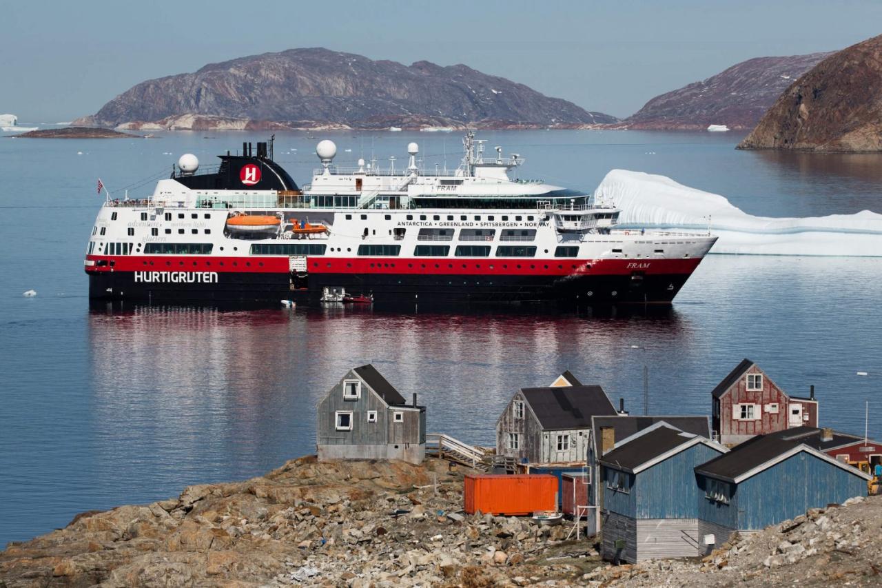 Greenland cruise ship approaching