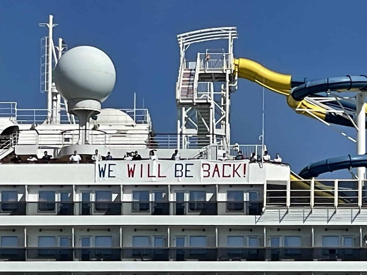 Carnival splendor cruise director praises crew in blog